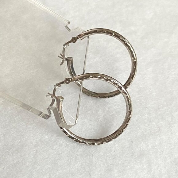 Sterling Silver 925 HAN 1.22" Round Diamond Cut Etched Pattern Hoop Earrings - Picture 2 of 15